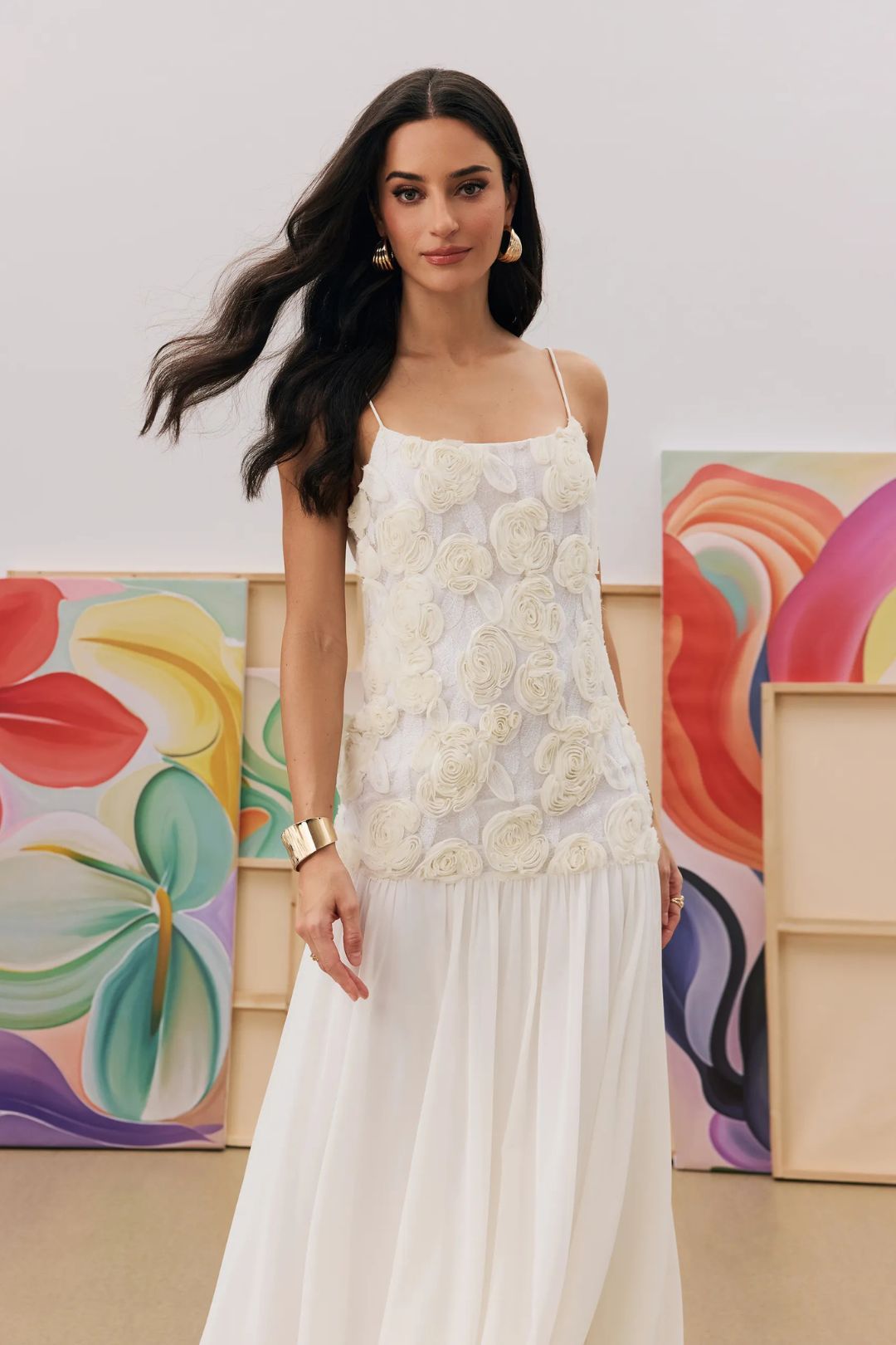 Vestido longo Eulalie branco com flores 3D – imagem original 6