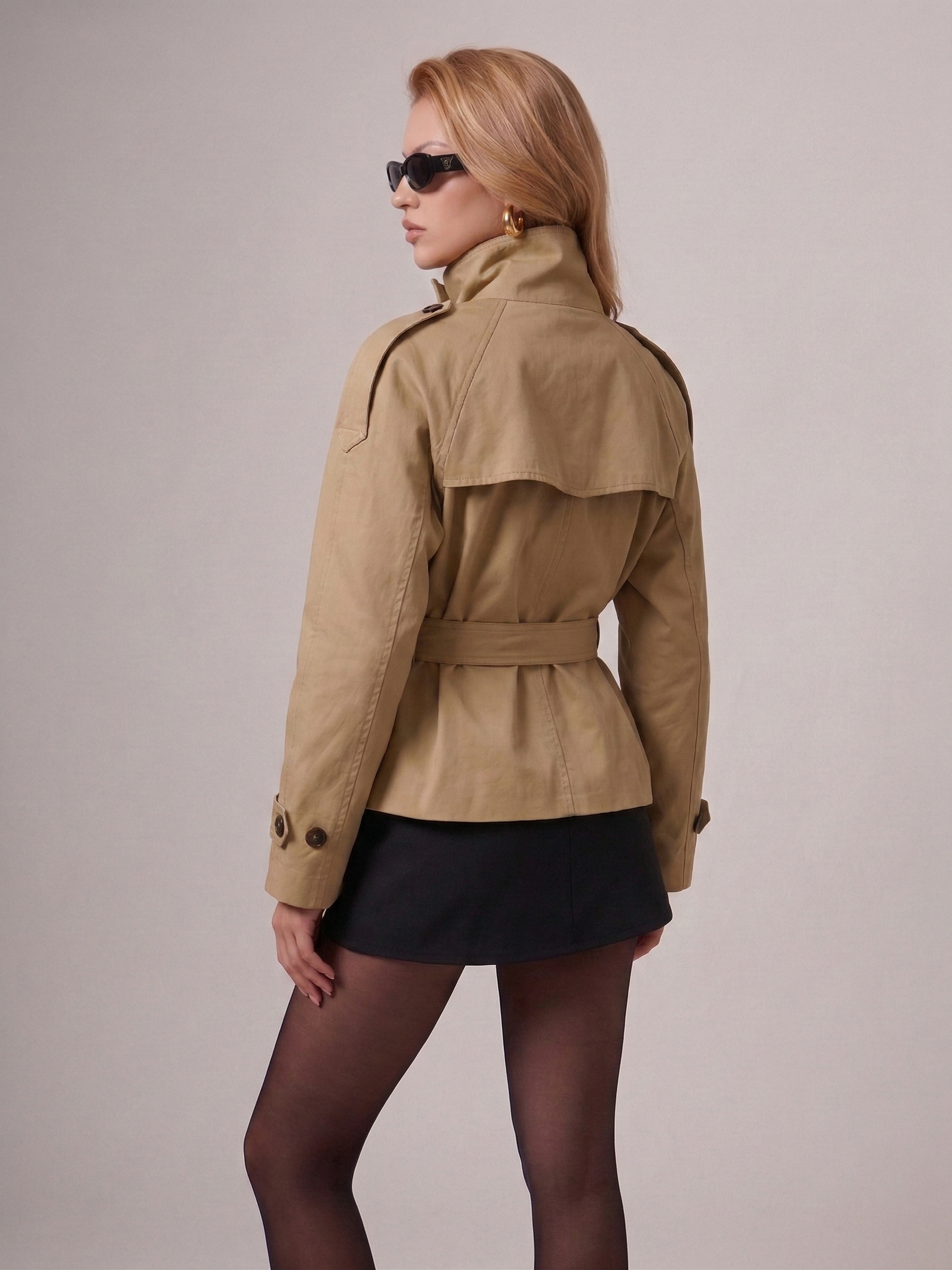 Casaco trench coat curto feminino Léontine – imagem original 4