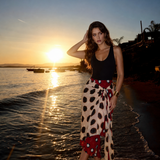 Saia Ludivine em cenário de praia ao pôr do sol
