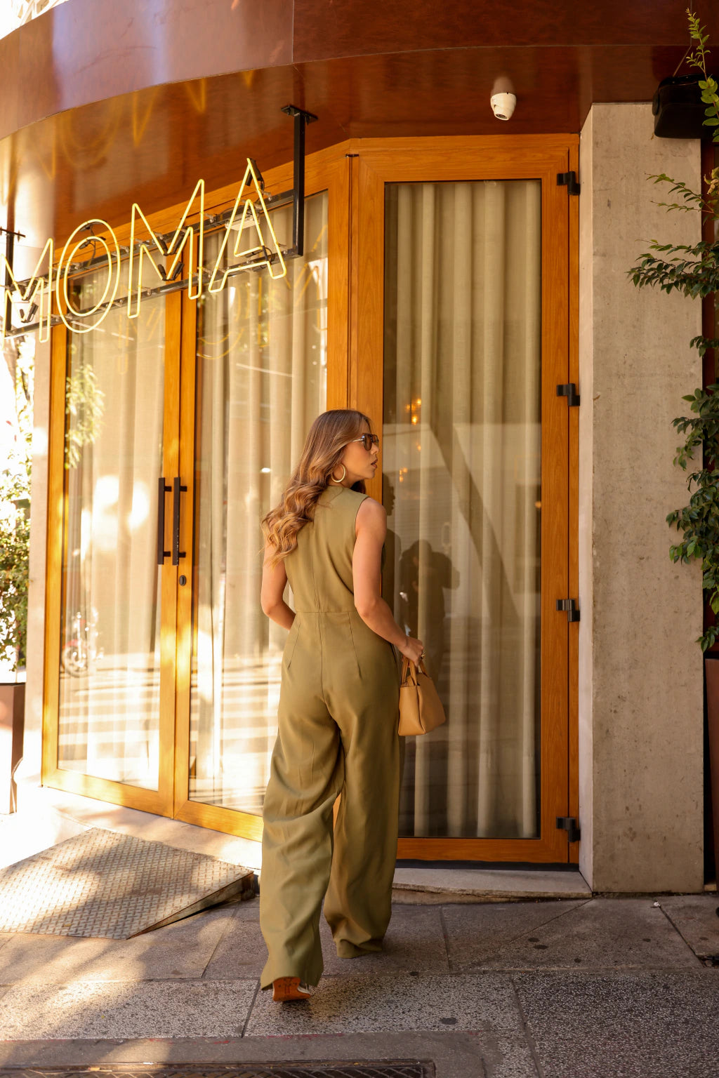 Macacão Feminino de Alfaiataria Pantalona com Alças Largas – Flavie | VIEUX | verde oliva | imagem 2
