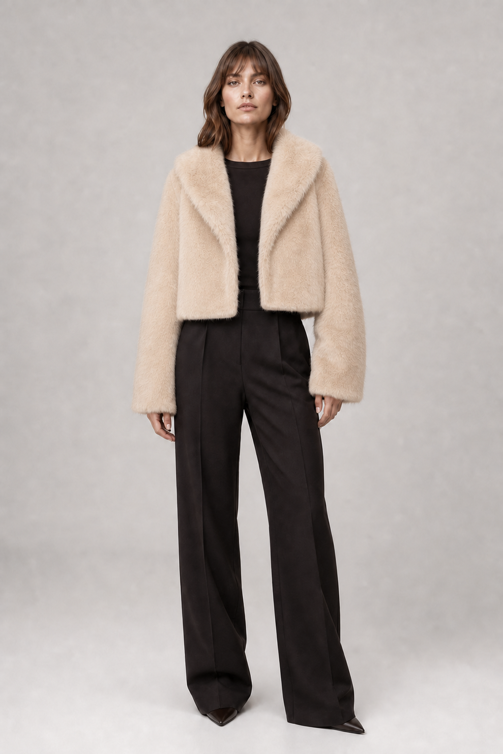 Casaco Feminino Cropped de Pelo Sintético Sabine bege – vista frontal