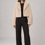 Casaco Feminino Cropped de Pelo Sintético Sabine bege – vista frontal