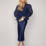 Conjunto feminino Sidonie azul com vestido acetinado e blusa transparente – vista frontal