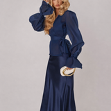 Conjunto feminino Sidonie azul com vestido acetinado e blusa transparente – vista de costas