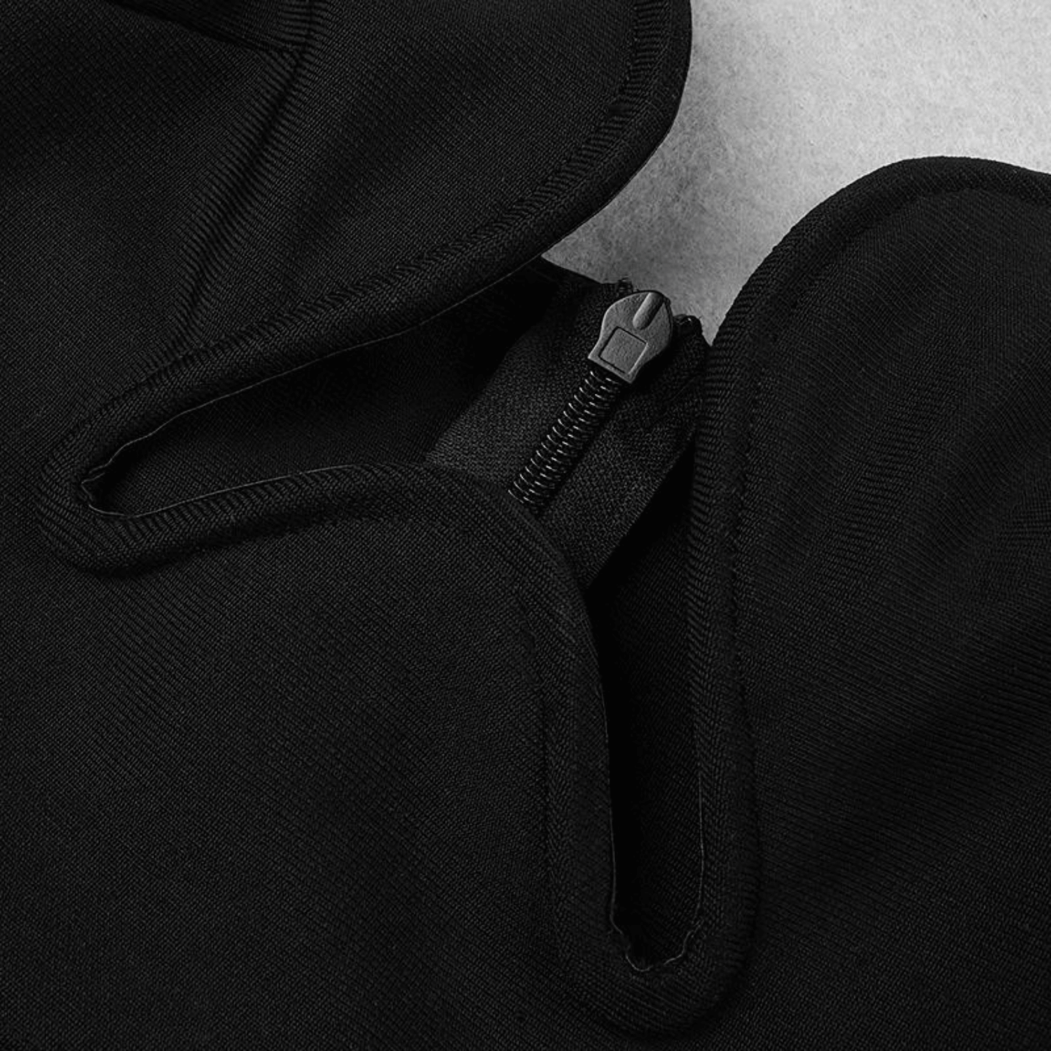Vestido Longo Preto com Decote Profundo e Fenda – L'élégance VIEUX OFICIAL