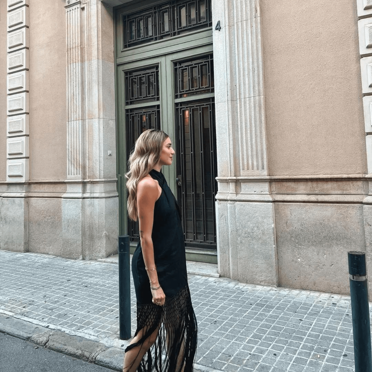 Vestido Midi Preto com Gola Halter e Franjas Longas Vazadas – La Baule - VIEUX OFICIAL