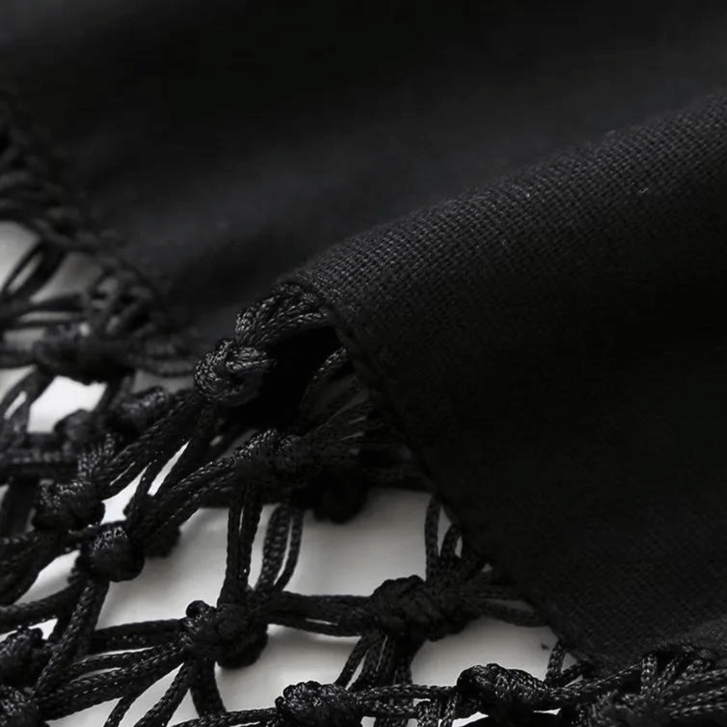 Vestido Midi Preto com Gola Halter e Franjas Longas Vazadas – La Baule - VIEUX OFICIAL